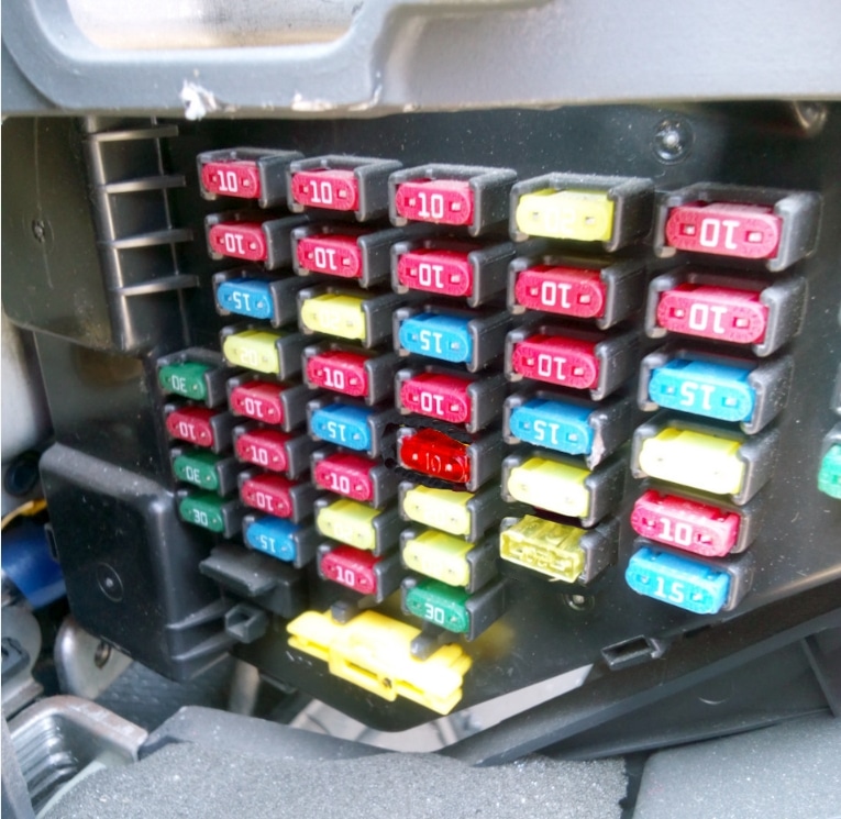 Foto van de zekeringkast in het passagierscompartiment van de Hyundai Tucson