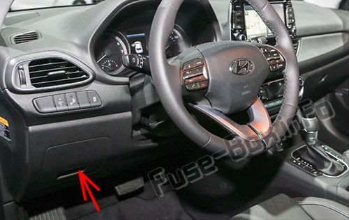 Locatie van de zekeringen in het interieur: Hyundai Elantra GT (2018, 2019)