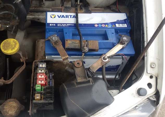 Nissan Serena C23 C24 C25 - zekering- en relaisdoos